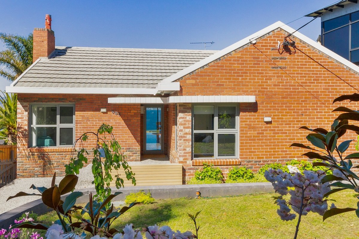 Absolute Waterfront Sandy Bay + Beach + EVcharger gallery image 3