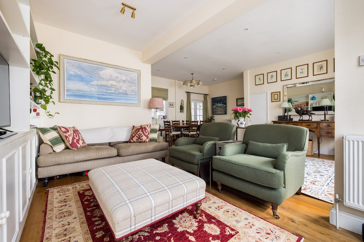 Traditional Treasure – 3 Bedroom Home by Hyde Park gallery image 2