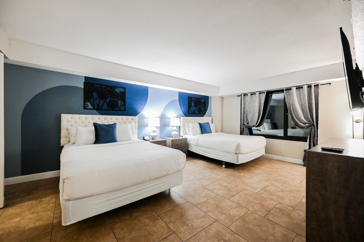 N8 2BD/2BA | Center of the Strip | Sleeps 8