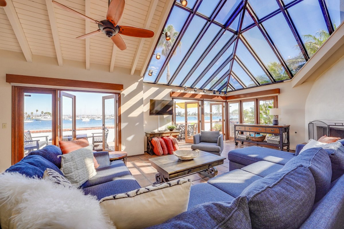 Sunny Bayfront Villa, Eclectic Single-Family Home gallery image 3