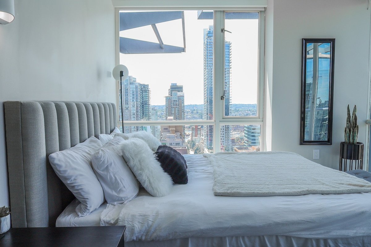 Downtown 2-Level Penthouse, Ocean & Mountain Views gallery image 4