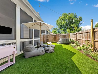 The White House – Hot Tub + 1.2 miles to Broadway.