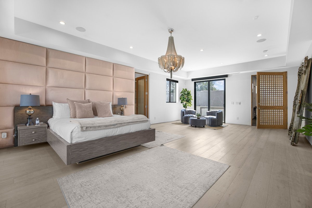 Upscale Encino Getaway w/ Sport Court, Pool & Spa gallery image 2