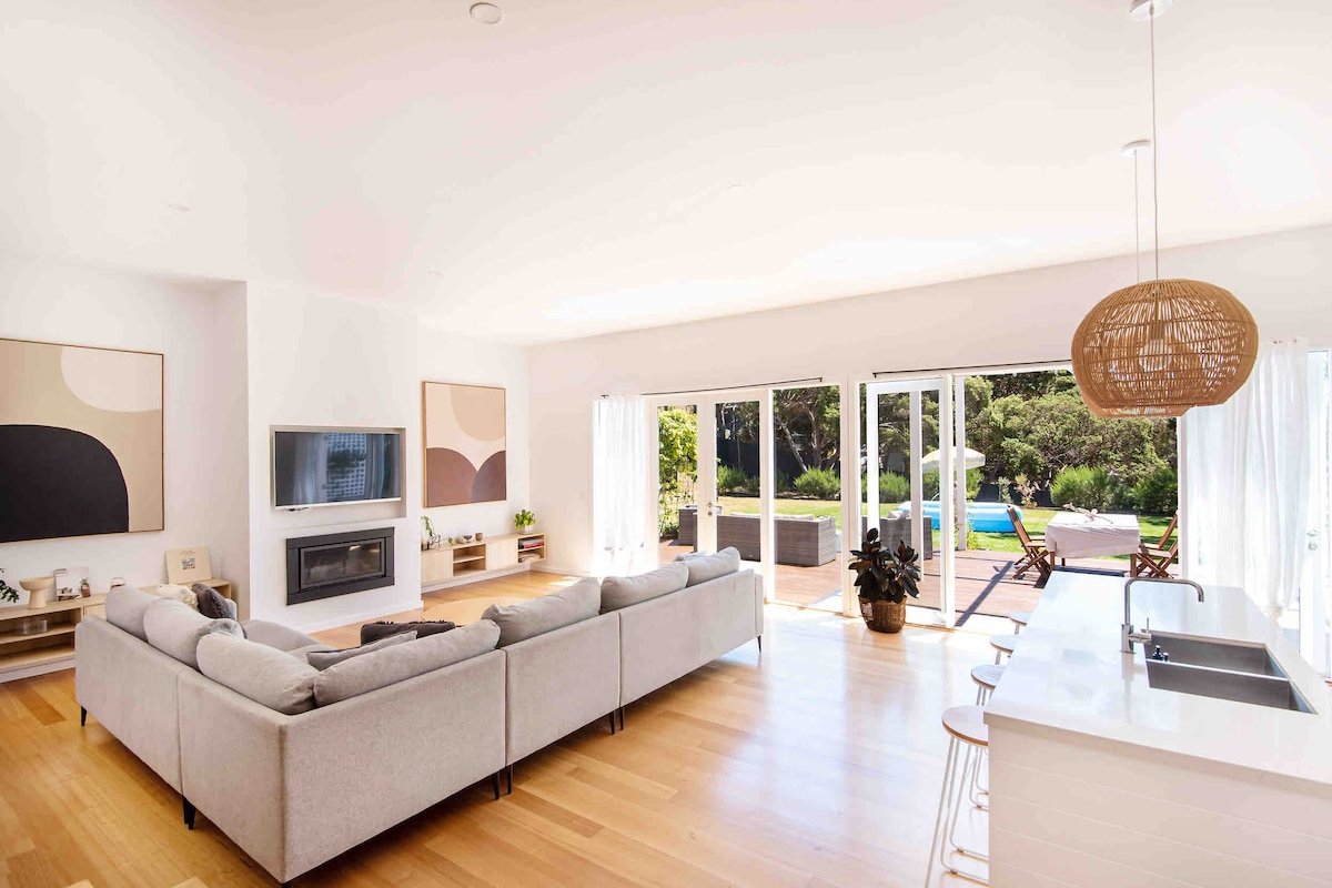 Coastal house with huge solar heated pool gallery image 5