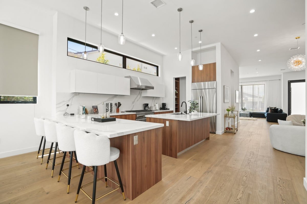 Pet Friendly 3BR Luxury Home w/ Private Yard gallery image 2