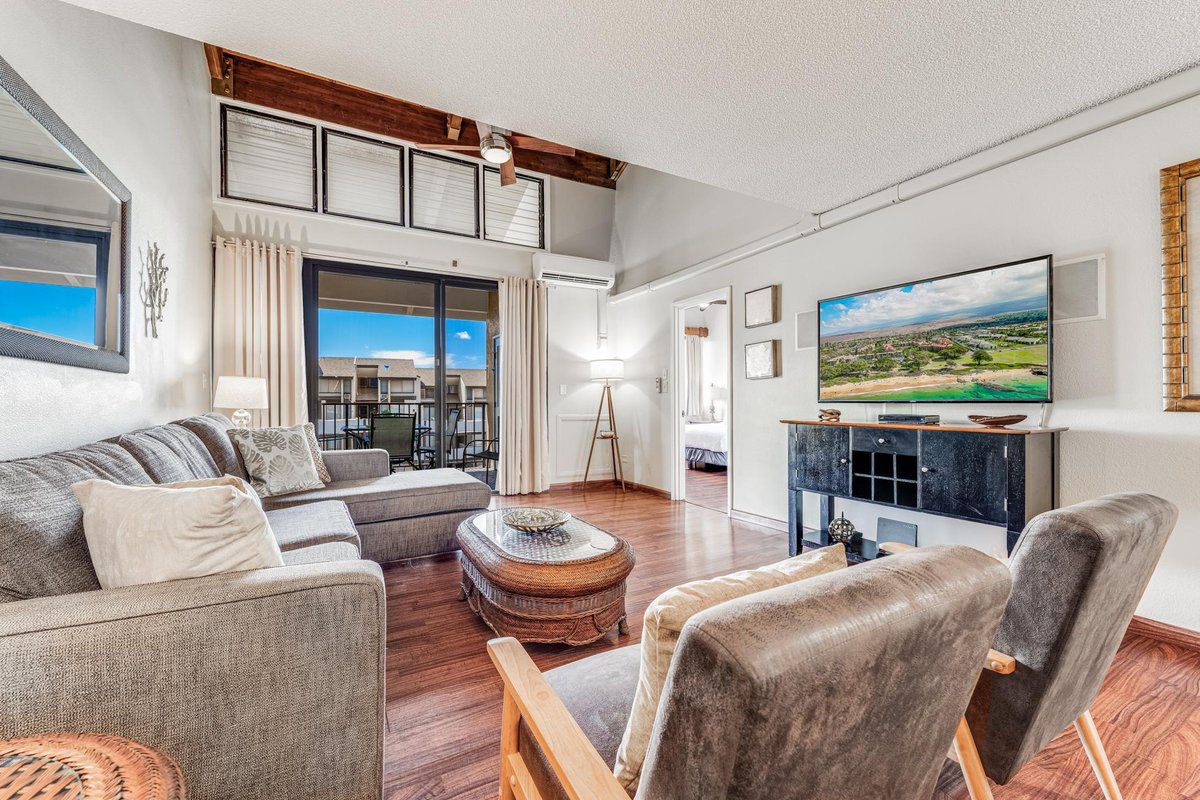 Large 3 Bedroom Condo Across From Beach! Pool & Ho