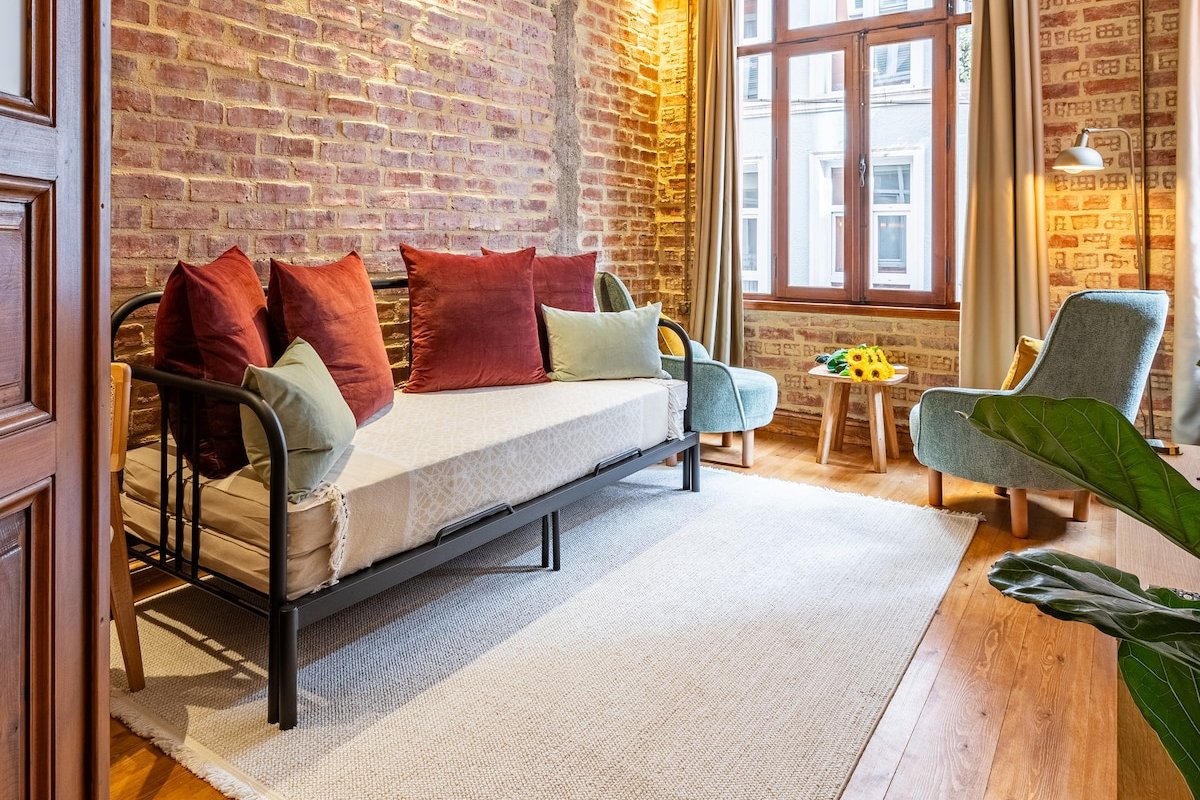 GRACE Galata-Frescoed Heritage Charm w/balcony gallery image 2