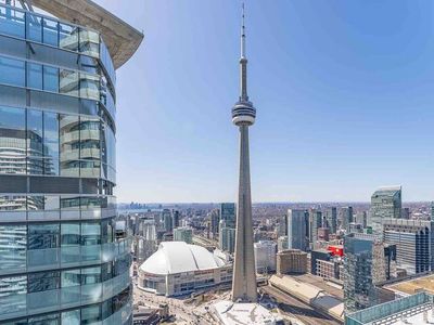 2 Bedroom CN Tower Boutique Condominium w Parking