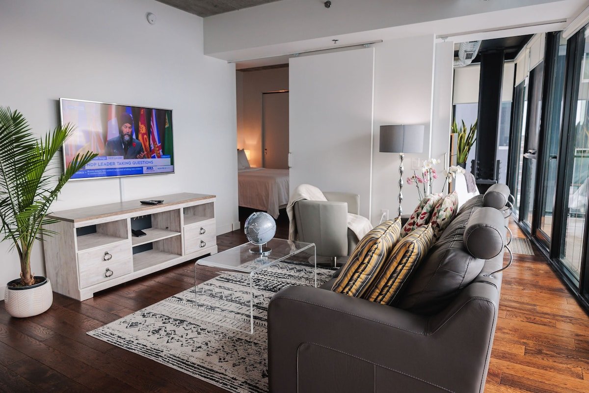 HighFloor Corner 2 BDRM Facing Canada Life gallery image 3