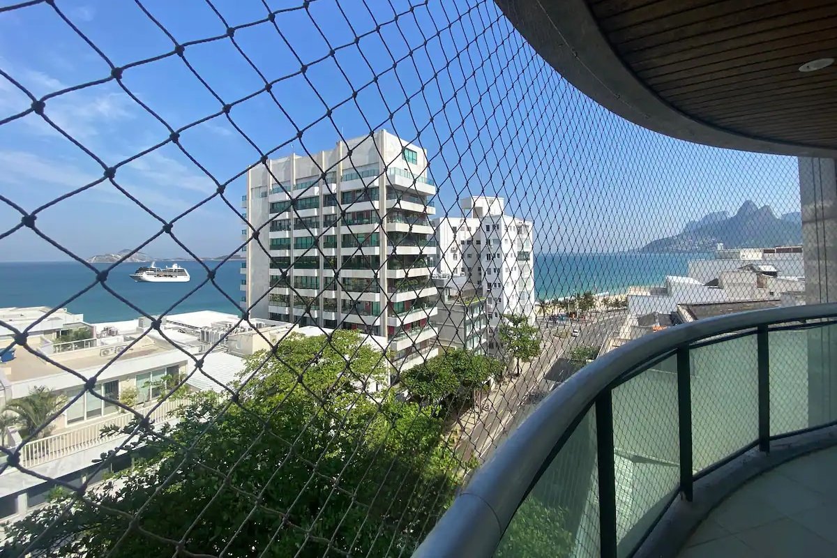30 secs to the beach, 3 balconies, 2 bdrms ensuite gallery image 2