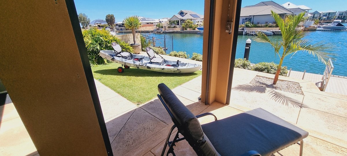 Canalfront Paradise: Luxury Getaway in Dudley Park gallery image 4