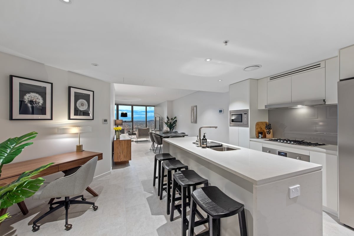 SkyHigh Style ~ 2Bed/2Bath/1Car/VIEWS! ~ CBD gallery image 3