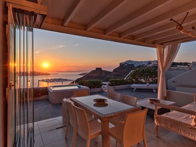 Sunset View Villa Santorini – Outdoor Jacuzzi