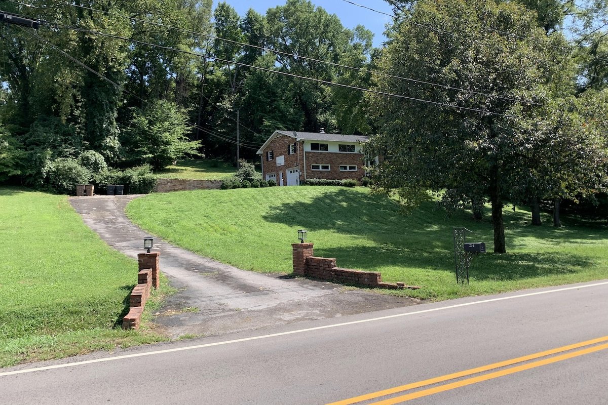 Hilltop Home – comfy, open, quick to downtown/BNA gallery image 3