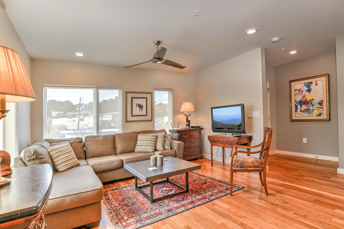 Luxe Townhouse with Garage and Terrace gallery image 3