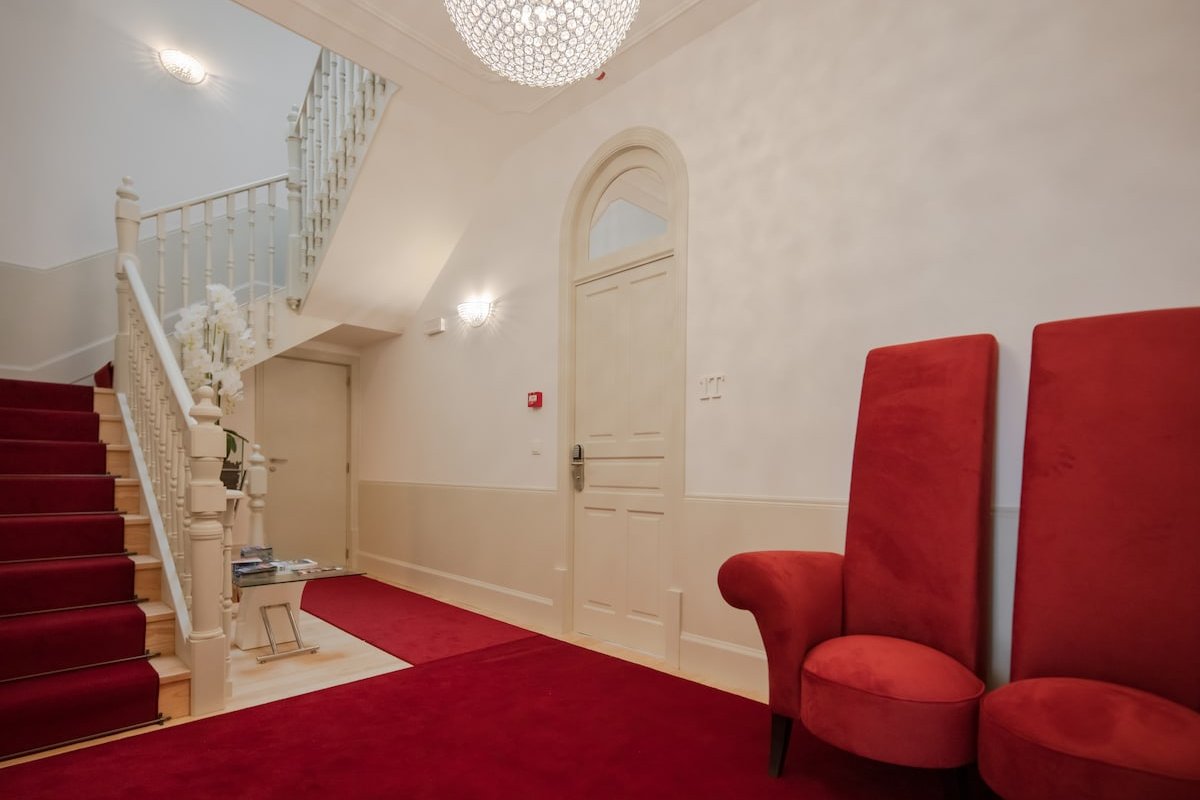 Deluxe Rustic 3 Bedroom apartment + Parking gallery image 3