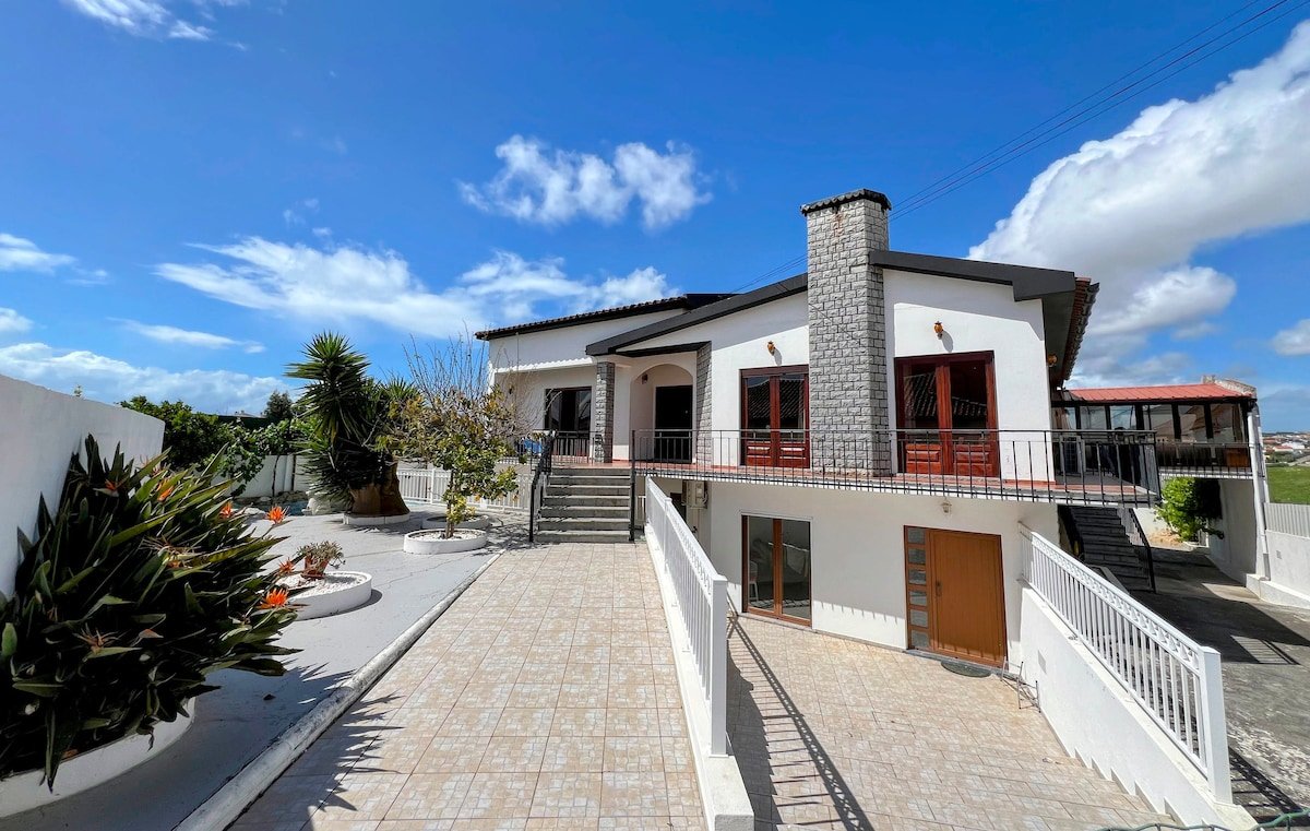 Villa Sol Nascente: 4-Apt Coastal Escape (16 ppl) gallery image 3