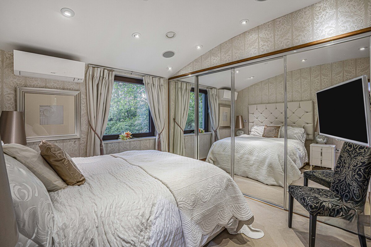 Winter Forest Retreat – Luxury Home in Chigwell gallery image 3