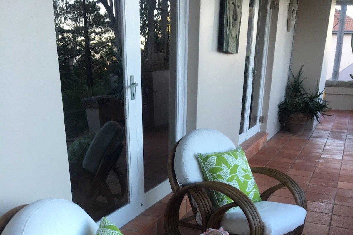 Bronte 3 bed beachfront home w/ garden & parking gallery image 5