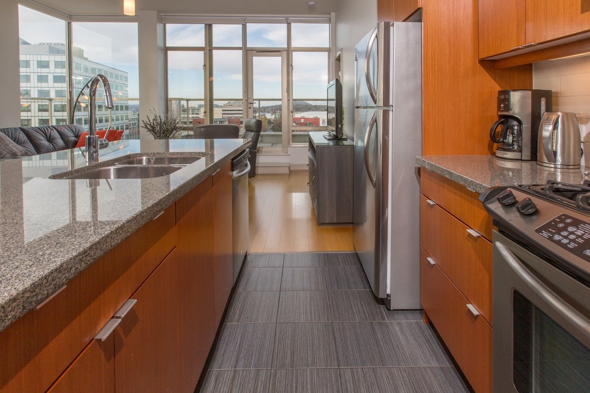 Downtown Sub-Penthouse 2Bed/2Bath with Ocean View! gallery image 5