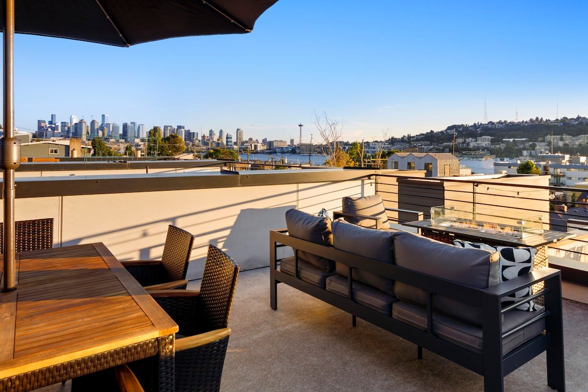 Best Seattle Views | Space Needle & Lake | Parking gallery image 2