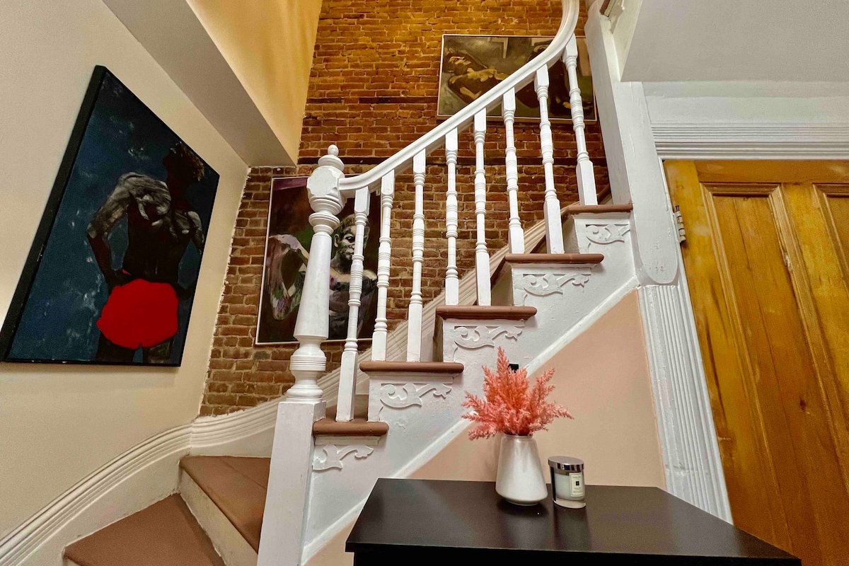 B&B MTL downtown Old port 4B2B 1Free parking EVSE gallery image 4