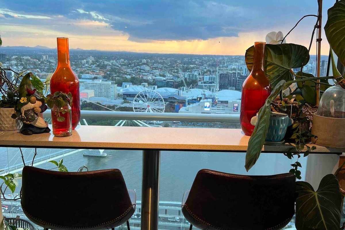 3 bedroom city apartment with amazing river views gallery image 2