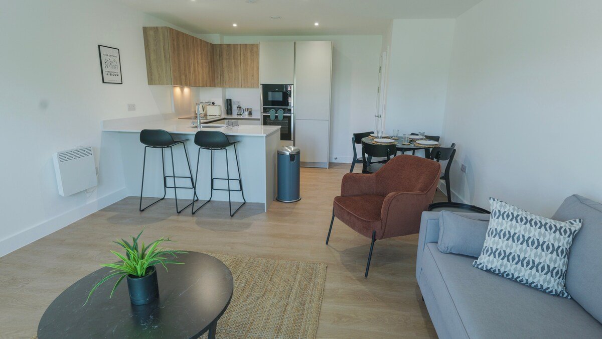 Luxury Manchester Apartment – Blue gallery image 4