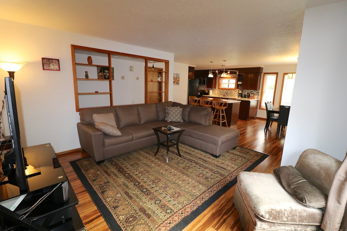 Alberta Arts Bungalow – 4 Bedroom gallery image 2