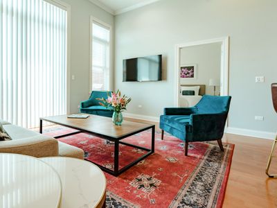 Vibrant Andersonville 2BR w/ in-unit laundry