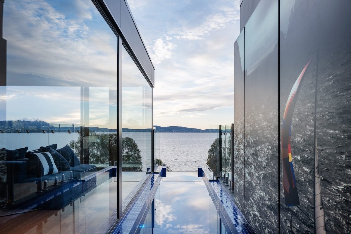 ‘Hobart’ – Penthouse with private heated pool gallery image 2