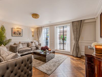 Exquisite 4BR+ House w/Terrace, Mayfair Residence