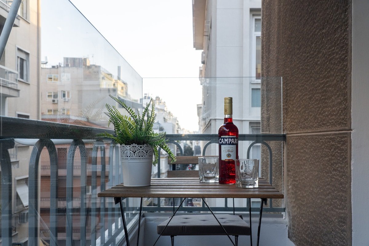 Paradise+ With Jacuzzi In the heart of Athens! gallery image 5