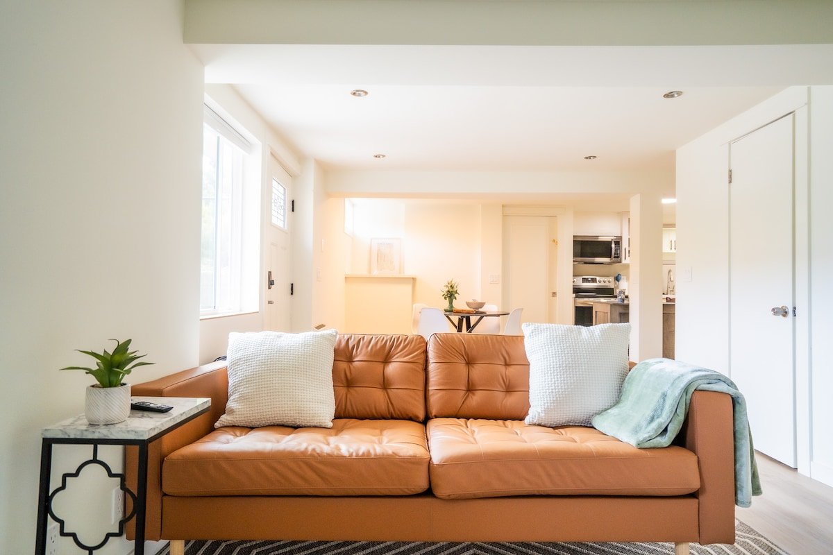 Modern 3B Home in Central Ballard – One floor gallery image 2