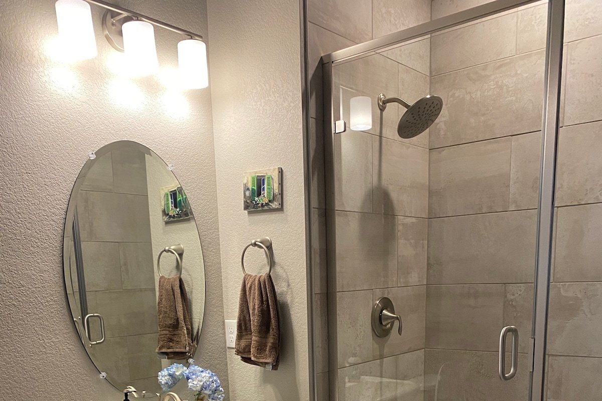 Modern downtown home w/ rooftop deck & fire pit!! gallery image 5