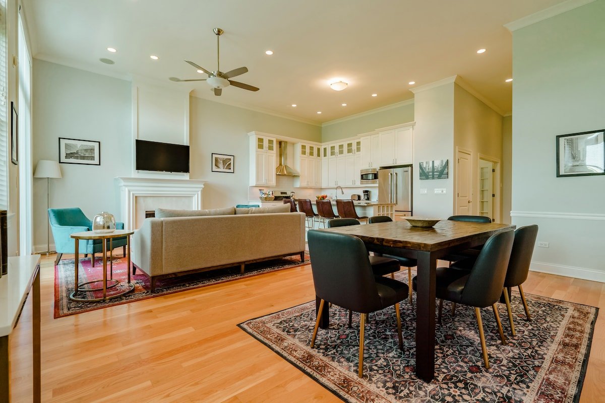 Luxe 3BD/2BA with Fireplace and Private Balcony gallery image 2