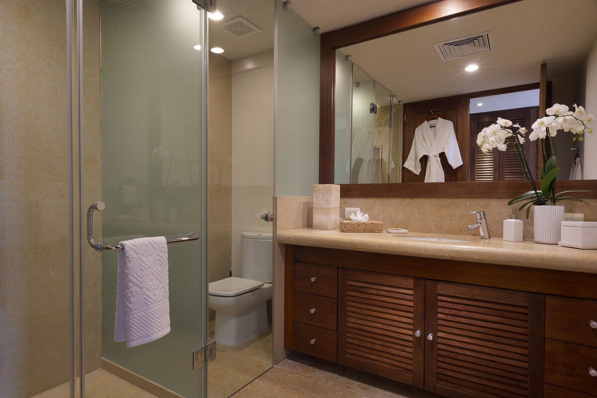 Condo w/ Golf Views, Infinity Pool + Workspace gallery image 5