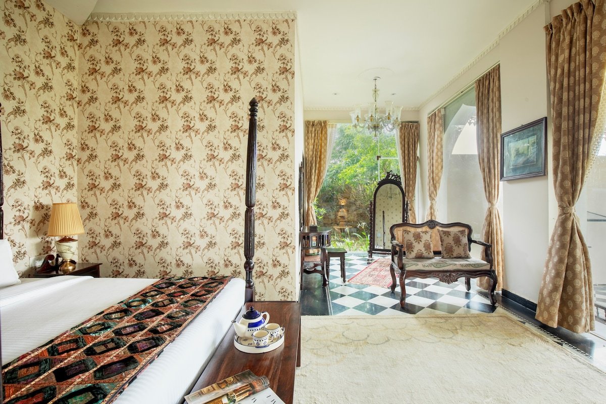 Heritage-style Mansion with a Jacuzzi and Pool gallery image 5