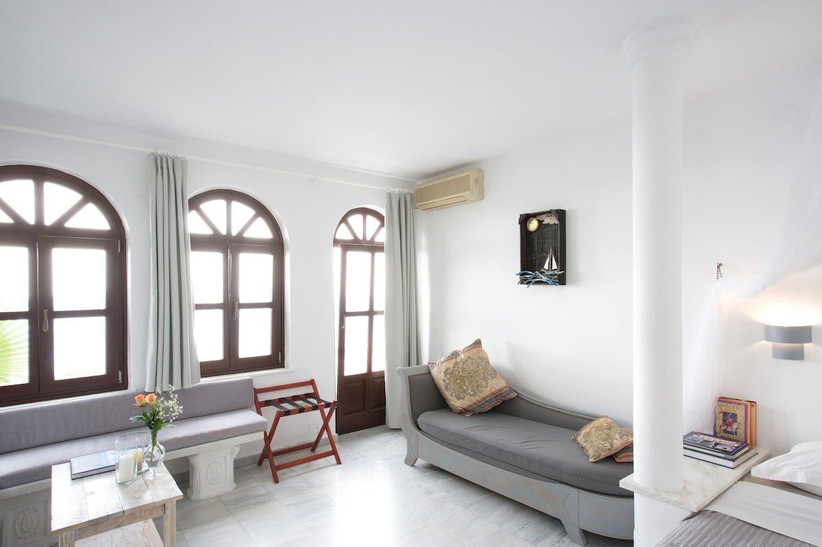 LUXURY, SECLUDED 4 BEDROOMS PRIVATE VILLA gallery image 5