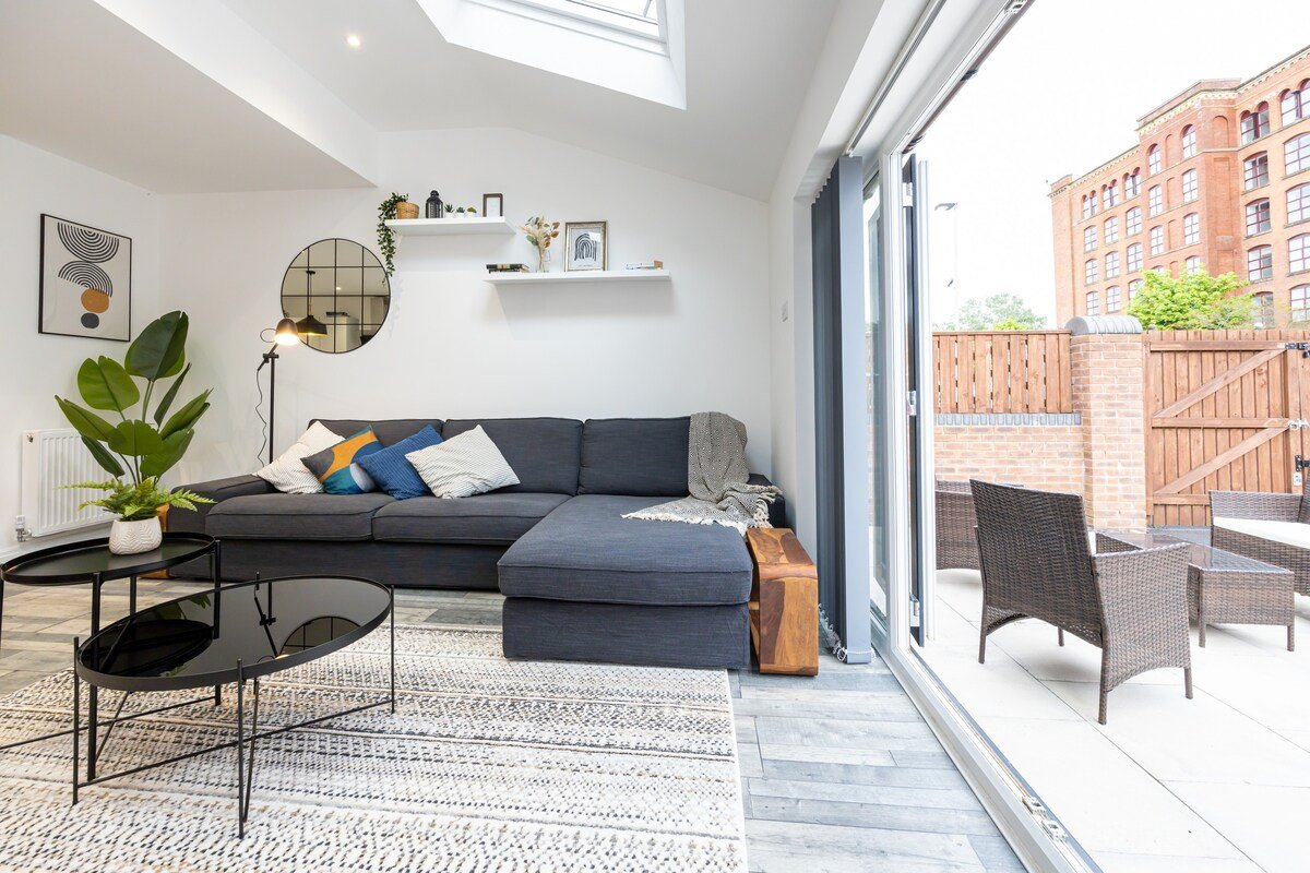 Spacious & Modern | King Beds | Garden | Parking gallery image 3