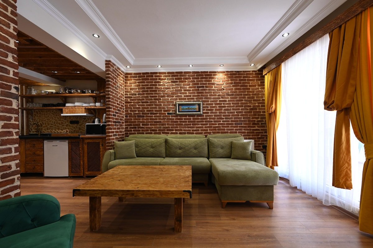 Historic Luxury Dubleks -Jacuzzi & Private Cinema gallery image 3