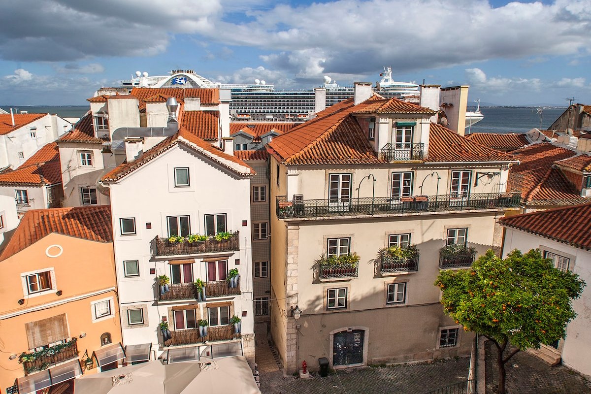 Boho-chic Alfama apartment with a river view gallery image 5