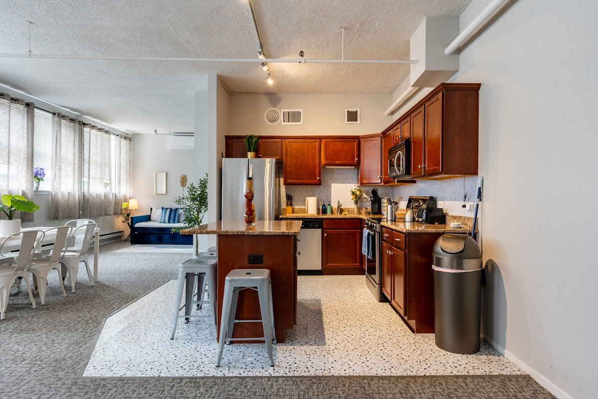 BIG Downtown Penthouse|Vintage 3bd (GYM+Balcony) gallery image 3