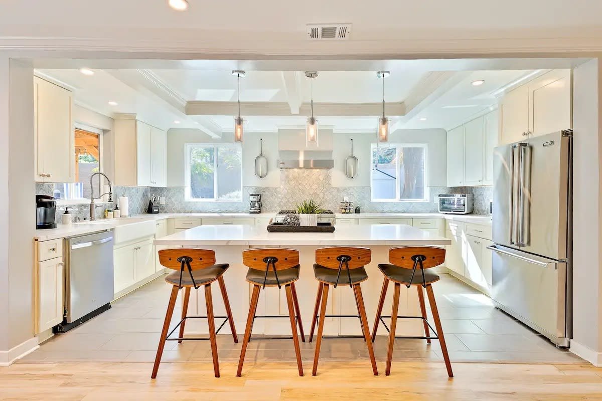 Outdoor Haven with Spa, Sauna, Walk to LJ Shores gallery image 4