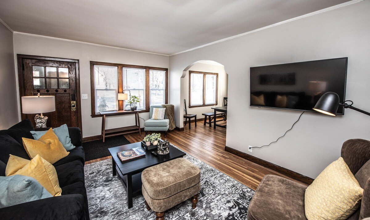 Entire Minnehaha Bungalow Lrail/DT/MOA by Lux Life gallery image 2