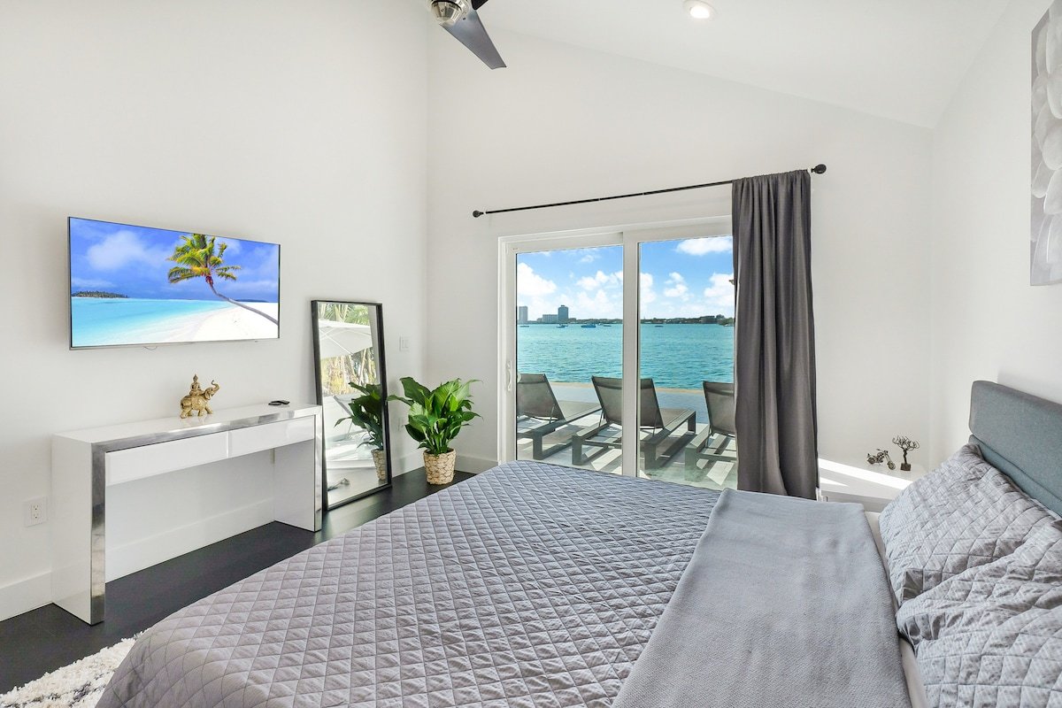 Bayfront Escape Poolside Luxury Villa with Sunset gallery image 2