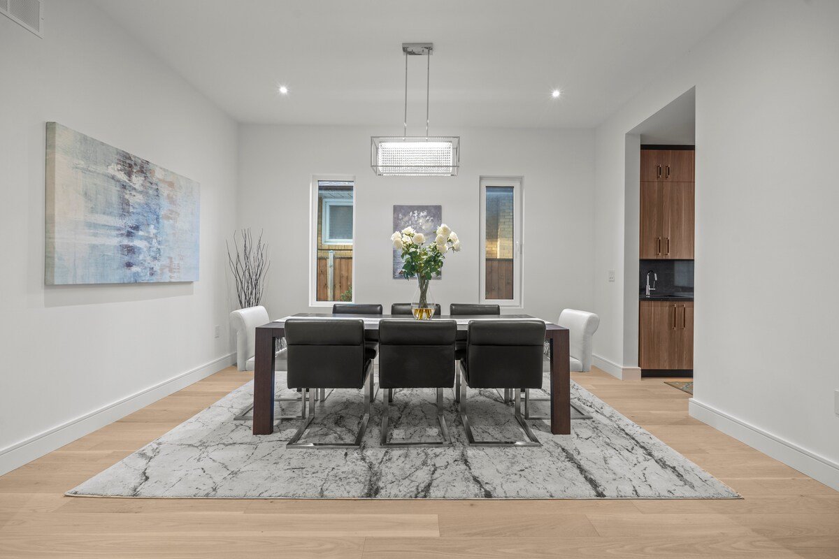 Spacious & Elegant Three Story 6 Bed Townhouse gallery image 5