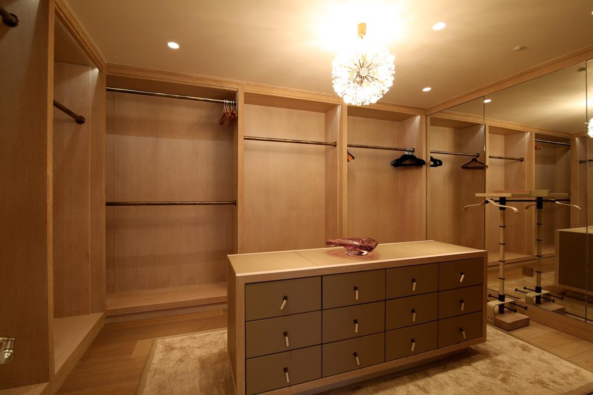 Luxe 5,500 sq ft Buckingham Palace Penthouse gallery image 5