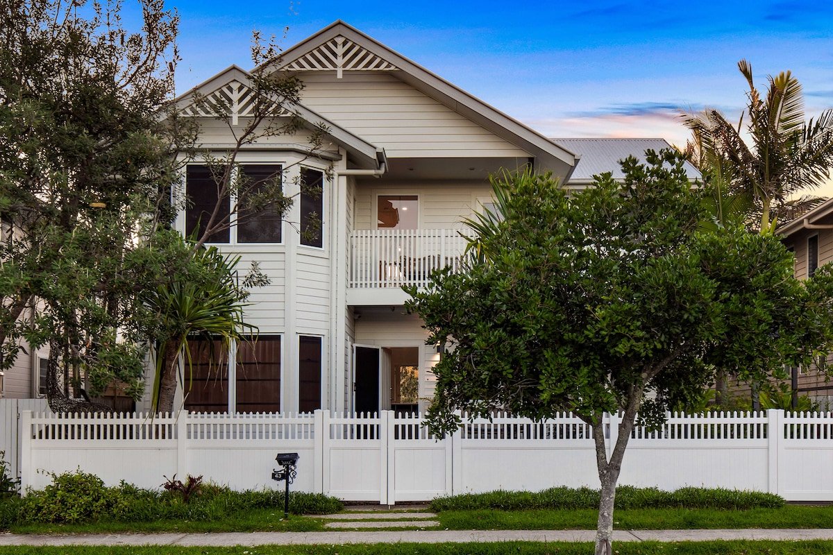 *Special* Luxe Funpacked Hampton House in Marcoola gallery image 2