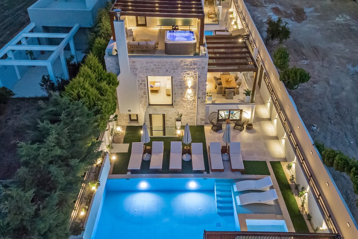 Amara ViIla I – 100m from beach, sauna & hot tub! gallery image 3